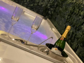 Luxury Urban Hideaway with private hot tub & Pole Croydon